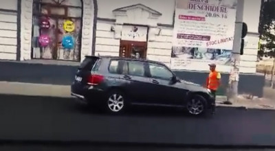 Şi-a riscat siguranţa proprie pentru a opri şoferul nesimţit care a intrat pe interzis pe asfaltul proaspăt aşezat! - Photo