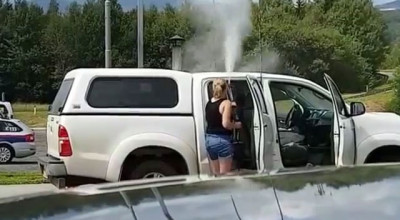 Aşa se face corect! Vezi cum îşi spală o şoferiţă camioneta - Photo