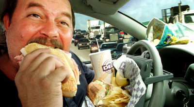 Americanii vor să interzică consumul de hamburgere şi băuturi răcoritoare la volan! - Photo