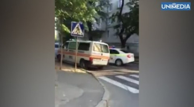 O ambulanţă aflată în misiune a fost nevoită să ocolească pe trotuar maşina poliţiei, abandonată în mijlocul drumului! (VIDEO) - Photo