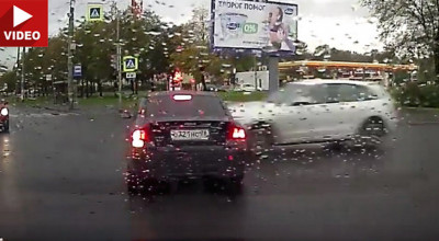 VIDEO: Un Volvo a rămas fără motor sub capotă în urma unui impact cu Audi - Photo