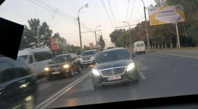 Ce e în neregulă în poza asta? Ei bine, un S-Class conduce pe contrasens în spatele Ambulanţei! - Photo