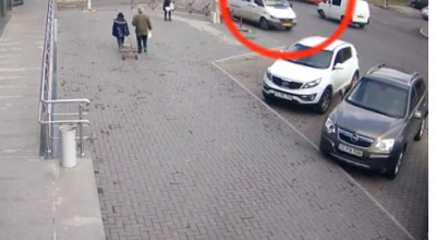 Accident în capitală! Vezi momentul cînd un taximetrist lovește un Volvo! - Photo