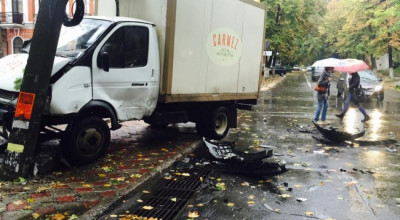 Accident în capitală! Un camion a doborît un pilon. - Photo