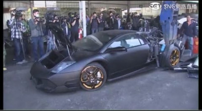 Execuţie publică: Un Lamborghini Murcielago a fost distrus în faţa mulţimii la comanda autorităţilor din Taiwan - Photo
