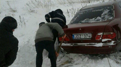 Iarna avansează cu drumuri blocate şi maşini înzăpezite în toată ţara! - Photo