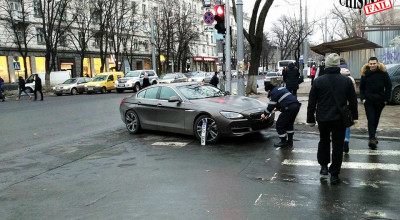 Nici Terminator nu parchează astfel! Bine că reacţia poliţiştilor nu s-a lăsat aşteptată - Photo