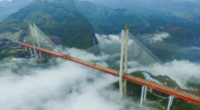 VIDEO: Chinezii au construit cel mai înalt pod rutier în doar trei ani. Atârnă la 564 de metri înălţime! - Photo