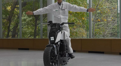 Honda prezintă lumii prima motocicletă care îşi menţine echilibrul. Nu are nevoie de picioruşul de parcare - Photo