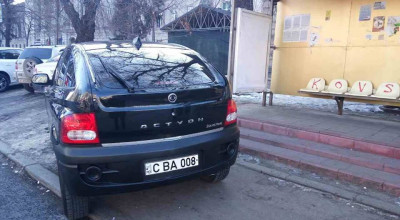 Nesimțire fără margini! Un șofer din capitală și-a parcat mașina în stația de troleibus! - Photo