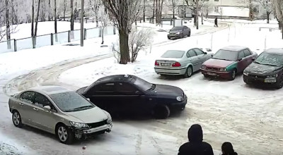 VIDEO: Ghinion pentru şoferul acestei maşini. Honda sa a fost lovită de şapte ori timp de 60 minute! - Photo