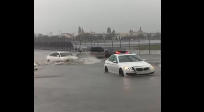 VIDEO: Cum trece un Audi A6 prin apa în care s-au 