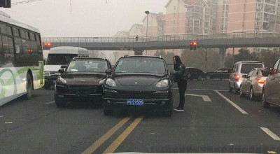 Clone Attack: Copia chinezească a unui Porsche Macan a tamponat un Cayenne adevărat! - Photo