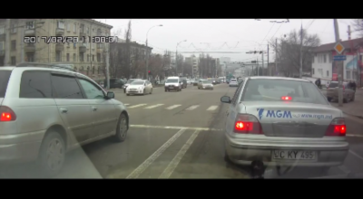 Nici un marcaj rutier, nici semaforul 