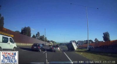 VIDEO: Un Hyundai Tucson s-a răsturnat după ce a tamponat pe colţ un MINI decapotabil - Photo