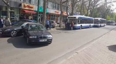 Acest BMW a blocat transportul public în comun pe o stradă întreagă. Iată şi motivul - Photo