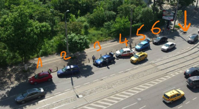 În Bucureşti, şase maşini, una după alta, şi-au spart anvelopele în aceeaşi gură de canalizare! - Photo