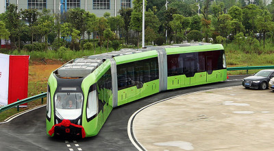 Chinezii reinventează tramvaiul electric. Nu are şine ci roţi de cauciuc şi baterii proprii - Photo