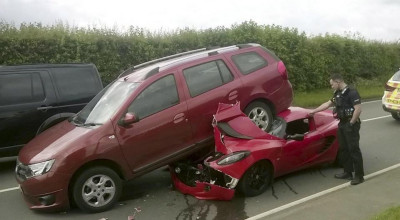 A scăpat cu viaţă după ce a intrat cu Lotus-ul sub o Dacie Logan! - Photo