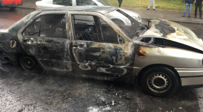 Un automobil vechi de peste 20 de ani a luat foc în capitală! (VIDEO) - Photo