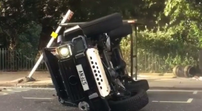 Mercedes-Benz Brabus G500 4x4² s-a răsturnat după ce a tamponat un Prius (VIDEO) - Photo