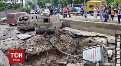 (VIDEO): O conductă de apă explodată a aruncat asfaltul la zeci de metri. Împrejurimile arată ca după un atac terorist - Photo