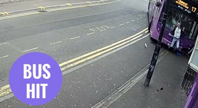 S-a ridicat de jos şi a mers într-un bar după ce a fost lovit din plin de un autocar! (VIDEO) - Photo