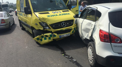 Şoferul unui Nissan Qashqai a fost tamponat de o ambulanţă. Caută acum martori pentru a-şi demonstra nevinovăţia - Photo