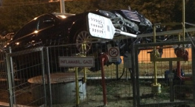 A intrat cu Mercedes-ul într-o staţie peco, aterizând chiar pe conductele de GAZ! - Photo