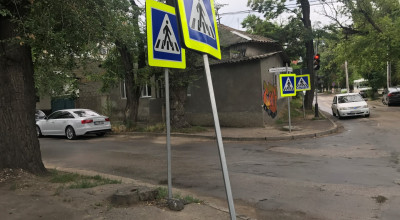 Două indicatoare pe acelaşi sens? În caz că unul 