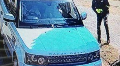 Reacţia potrivită a acestui bărbat i-a salvat de la un atac armat (VIDEO) - Photo