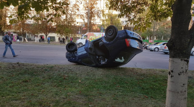 O femeie la volanul unei Dacia, a tamponat alte două Logan-uri după care s-a răsturnat! - Photo