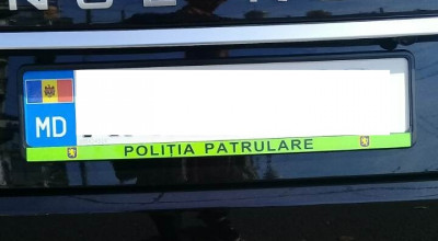 Nouă modă la moldoveni? Suporturi de numere cu simbolurile Inspectoratului Naţional de Patrulare - Photo