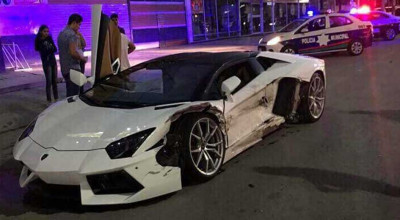 VIDEO: Neatenţia la volan face ca un taximetrist să tamponeze un Aventador! - Photo