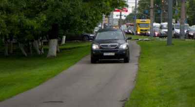 Deputaţii ruşi cer amenzi de peste 800 de dolari pentru şoferii care conduc pe trotuar! - Photo