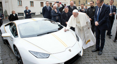 Papa de la Roma a primit în dar un Lamborghini Huracan unic. Iată la ce îi va servi sportiva - Photo