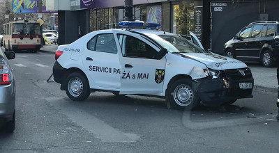 Un automobil al serviciului de pază al MAI implicat într-un accident azi dimineaţă - Photo