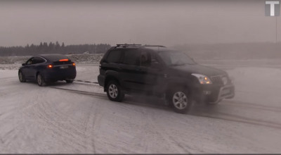 (VIDEO) Tesla Model X şi Land Cruiser Prado. Vezi cine va învinge la concursul de tras cu funia? - Photo