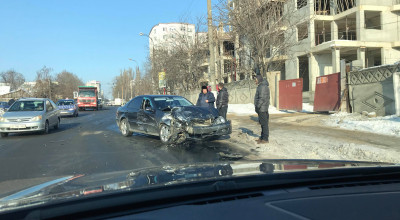 Condiţiile de iarnă creează noi accidente. În sectorul Botanica din capitală s-au ciocnit un Mercedes E-Class şi un Hyundai Tucson - Photo