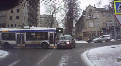 VIDEO: Vezi cum un Audi Q5 este spulberat de un troleibuz! Accidentul a avut loc în capitală - Photo