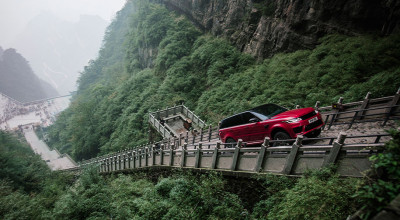 (VIDEO) Un Range Rover Sport hybrid a înaintat pe o scară cu 999 de trepte din China - Photo