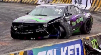 (VIDEO) Chinezii au reparat o porţiune a traseului de drift şi acum majoritatea participanţilor îşi accidentează bolizii - Photo