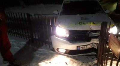 O mașină a poliției s-a tamponat într-un gard. Internauții s-au întrecut la glume pe seama oamenilor legii, iar noi le-am colectat pe cele mai apreciate - Photo