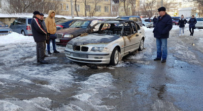 Un BMW a ars în totalitate în sectorul Ciocana. - Photo