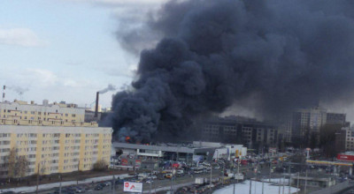 Un salon auto din Sankt-Petersburg a luat foc! - Photo