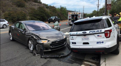 Un Tesla Model S care rula în regim de autopilot s-a tamponat într-o mașină de poliție! - Photo
