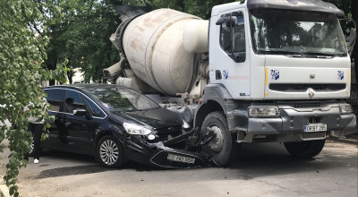 O șoferiță din capitală a cauzat un accident necedând trecerea unei betoniere! - Photo