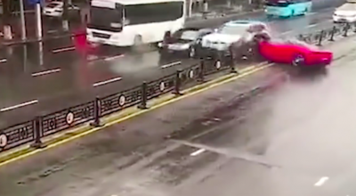 (VIDEO) Șoferița ghinionistă! A urcat la volanul unui Ferrari nou și l-a accidentat îndată ce a ieșit de la dealer - Photo