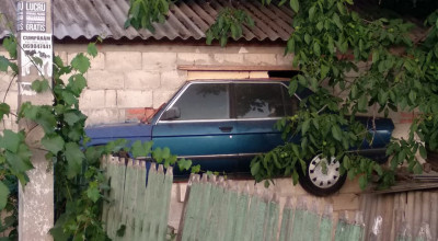 (FOTO) A decis să-și personalizeze garajul și a încorporat un BMW în perete! - Photo