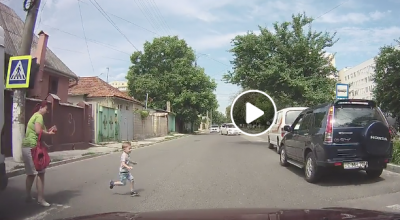 Unii au criticat dur MAMA, iar alții au văzut vinovat șoferul! Accesați video pentru a vedea despre ce este vorba - Photo